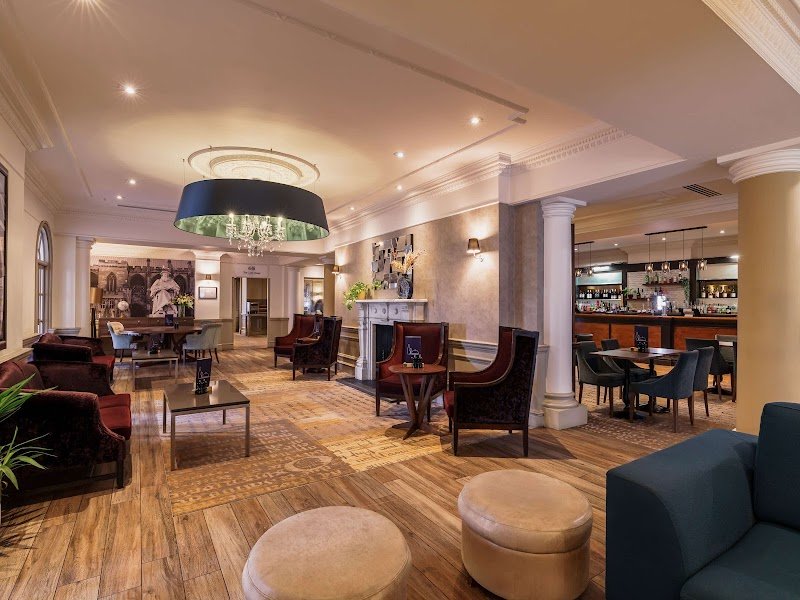 THE BRASSERIE BAR