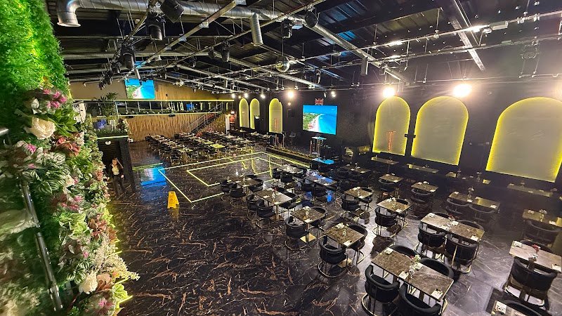 I Boss Lounge Restaurant Bar Pub and Live Music