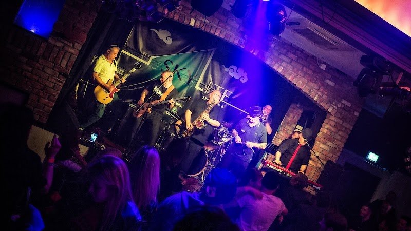 Skylite Room Live