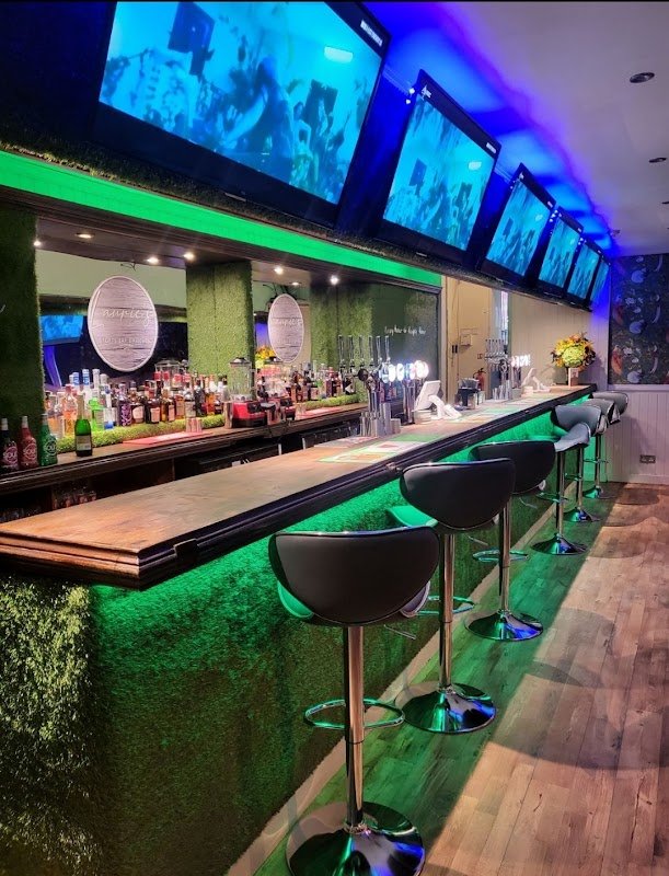 Laurie's Sports Bar & Kitchen