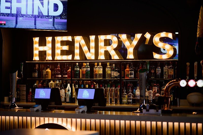 Henry's Sports Bar and Live Entertainment Venue